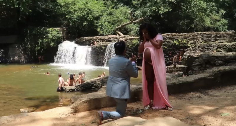Después de posar para las fotos de embarazo, la fotógrafa le dice a la mujer que se dé vuelta y...