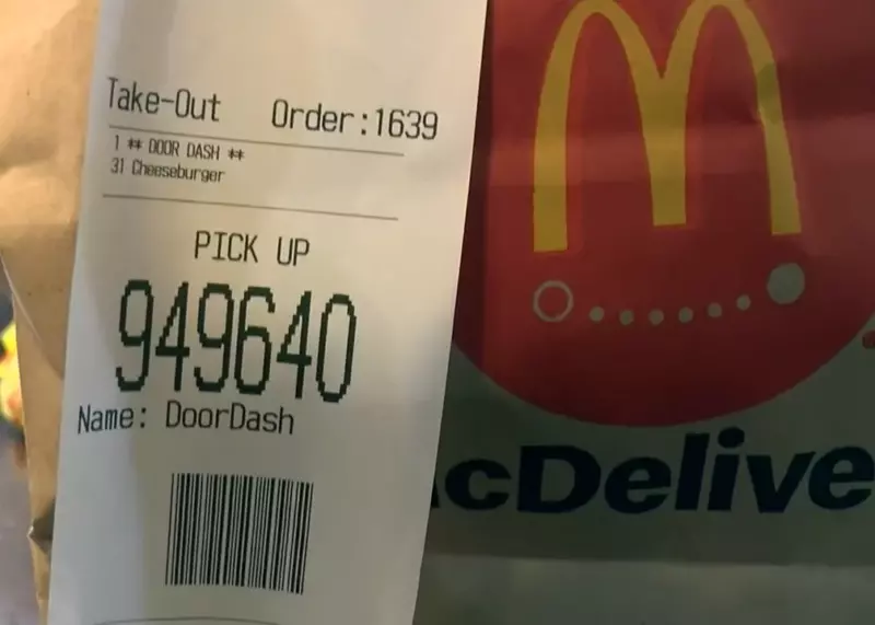 La madre está llorando después de la entrega de DoorDash para su niño pequeño. ¿Por qué trajeron 31 hamburguesas con queso?