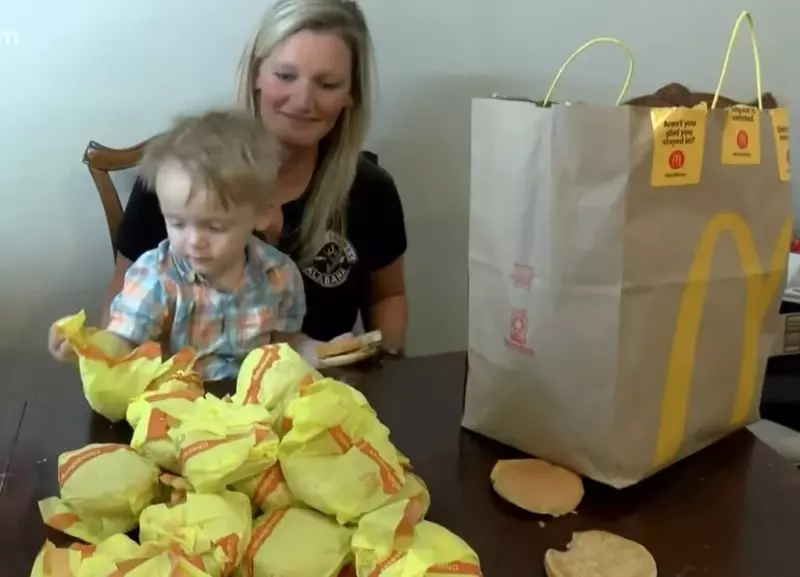 La madre está llorando después de la entrega de DoorDash para su niño pequeño. ¿Por qué trajeron 31 hamburguesas con queso?