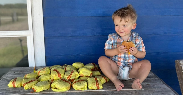 La madre está llorando después de la entrega de DoorDash para su niño pequeño. ¿Por qué trajeron 31 hamburguesas con queso?