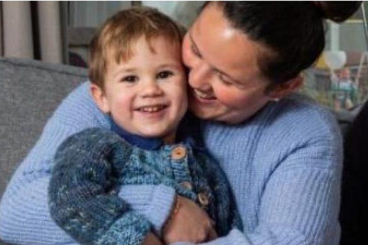 La pareja tuvo gemelos, lo cual va en contra de las leyes naturales. Uno de los niños tiene dos años menos que el otro.