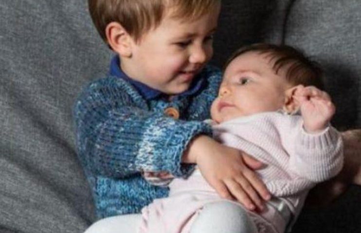 La pareja tuvo gemelos, lo cual va en contra de las leyes naturales. Uno de los niños tiene dos años menos que el otro.