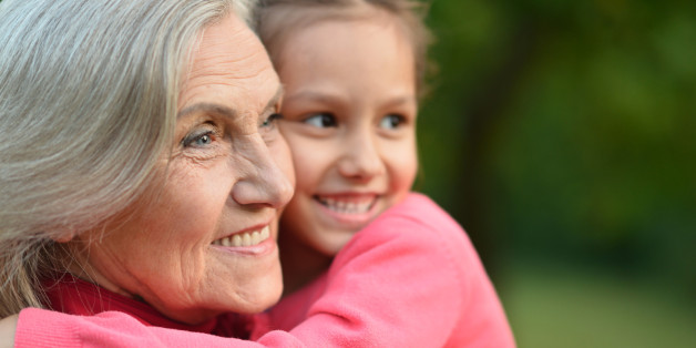 Por qué una abuela materna es tan importante para un niño.