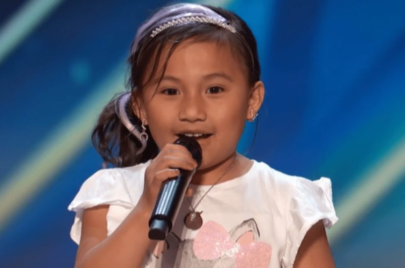 En la audición de America's Got Talent, un adorable cantante de 6 años roba los corazones de los jueces.