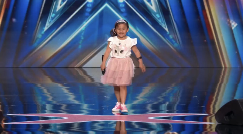 En la audición de America's Got Talent, un adorable cantante de 6 años roba los corazones de los jueces.