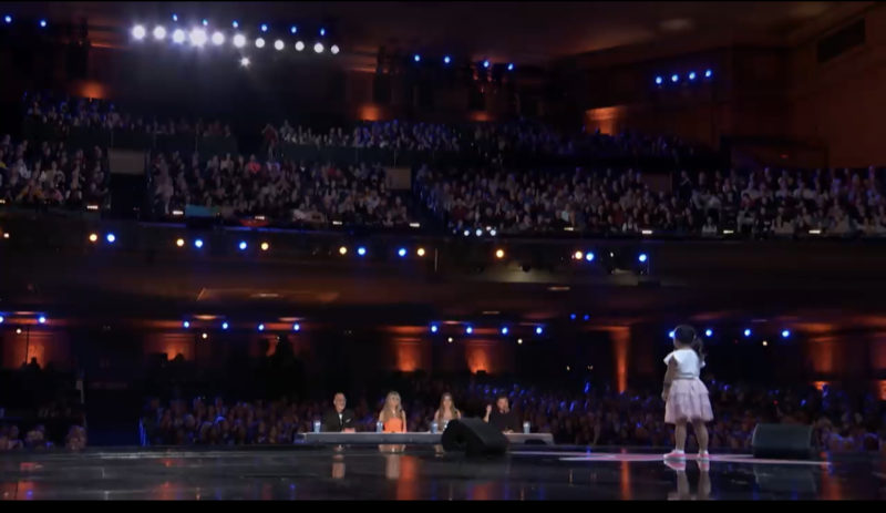 En la audición de America's Got Talent, un adorable cantante de 6 años roba los corazones de los jueces.