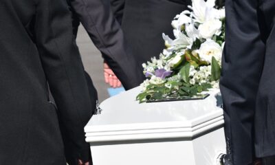 En el funeral de su esposo, la esposa se inclina para dar su último adiós y casi se desmaya.