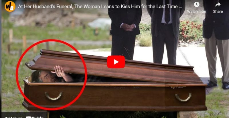 En el funeral de su esposo, la esposa se inclina para dar su último adiós y casi se desmaya.