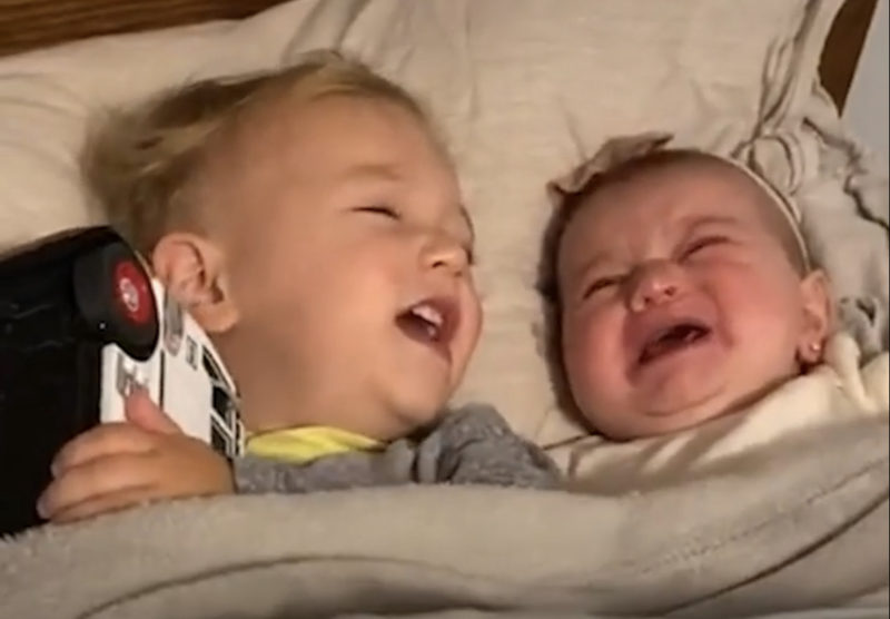Niño de 2 años calma inmediatamente a su hermana llorando en un video viral.
