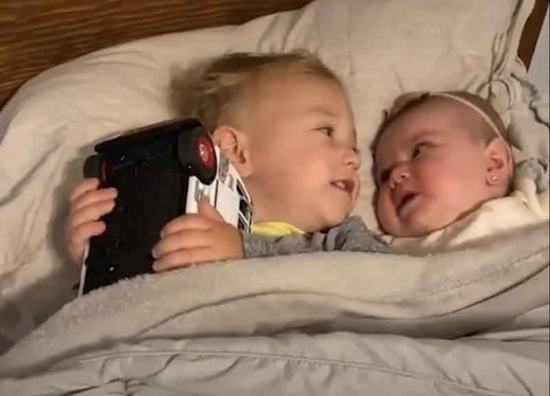 Niño de 2 años calma inmediatamente a su hermana llorando en un video viral.