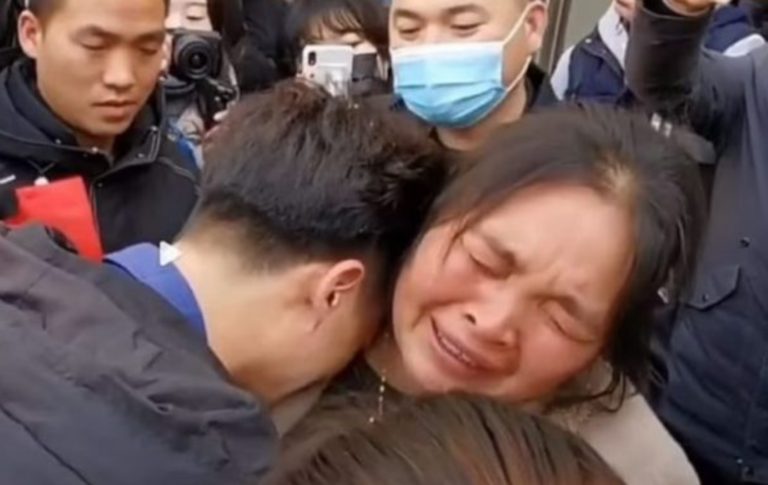 Conmovedor relato de un hombre que, después de 37 años, descubrió a sus verdaderos padres utilizando un mapa de sus recuerdos... esto emocionará a todos