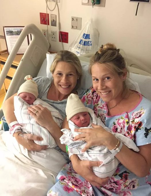 El día de sus cumpleaños, las hermanas gemelas idénticas dieron a luz a sus hijos. ¡Así es cómo lucen hoy!
