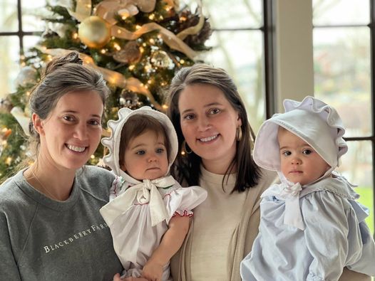El día de sus cumpleaños, las hermanas gemelas idénticas dieron a luz a sus hijos. ¡Así es cómo lucen hoy!