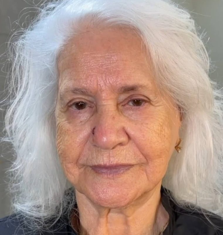 "Una sola pincelada de maquillaje hace maravillas." ¡Así es cómo luce esta anciana con maquillaje puesto! ¡mira qué adorable es!