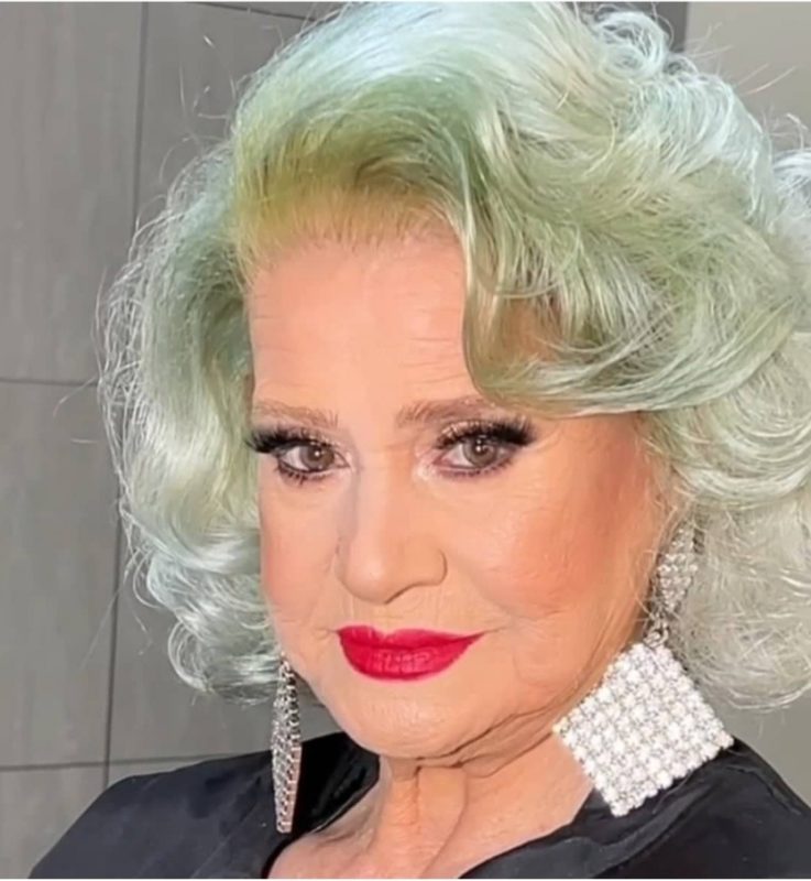 "Una sola pincelada de maquillaje hace maravillas." ¡Así es cómo luce esta anciana con maquillaje puesto! ¡mira qué adorable es!