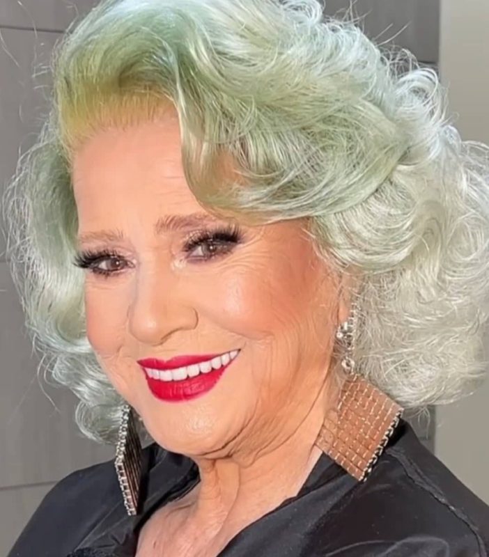 "Una sola pincelada de maquillaje hace maravillas." ¡Así es cómo luce esta anciana con maquillaje puesto! ¡mira qué adorable es!