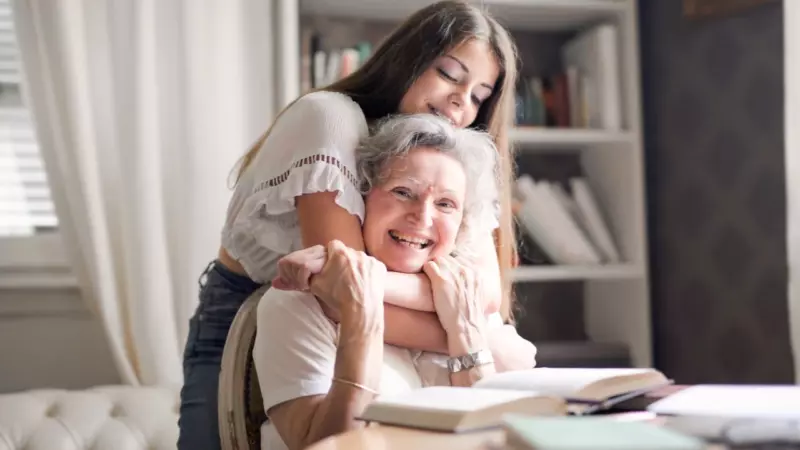 "Una sola pincelada de maquillaje hace maravillas." ¡Así es cómo luce esta anciana con maquillaje puesto! ¡mira qué adorable es!