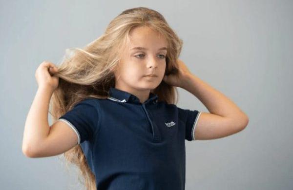 Este niño de 9 años se cortó el cabello por primera vez y así es cómo luce ahora... se ha vuelto irreconocible