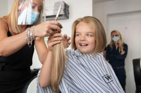 Este niño de 9 años se cortó el cabello por primera vez y así es cómo luce ahora... se ha vuelto irreconocible