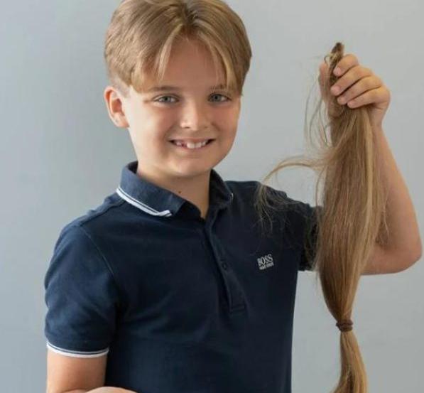 Este niño de 9 años se cortó el cabello por primera vez y así es cómo luce ahora... se ha vuelto irreconocible