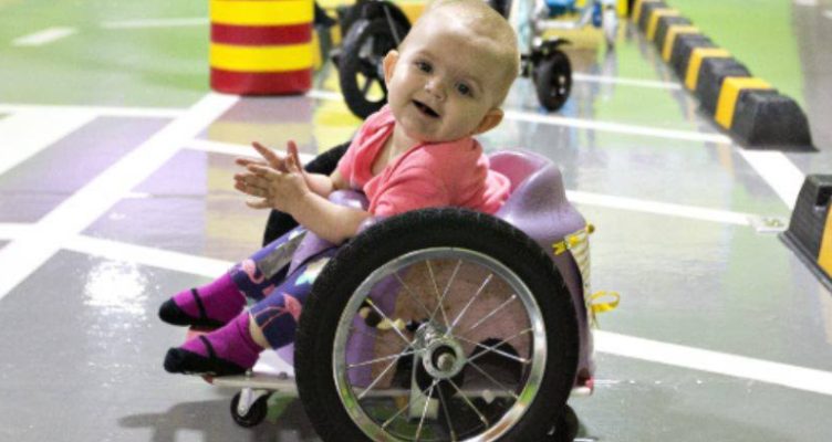 Padres dedicados crean una silla de ruedas para su hijo de 7 meses... ¡Video adjunto!