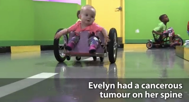 Padres dedicados crean una silla de ruedas para su hijo de 7 meses... ¡Video adjunto!
