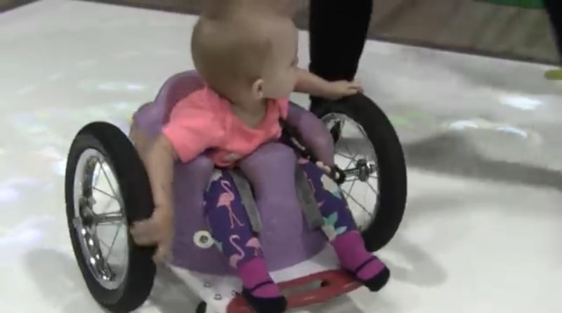 Padres dedicados crean una silla de ruedas para su hijo de 7 meses... ¡Video adjunto!