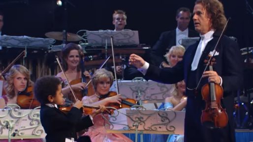 Pequeño pero talentoso. Es un violinista maravilloso porque comenzó a practicar a una edad temprana...