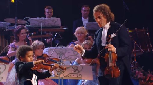 Pequeño pero talentoso. Es un violinista maravilloso porque comenzó a practicar a una edad temprana...