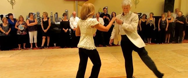 Aún baila con suavidad y eficiencia a pesar de su avanzada edad... esto es solo una ducha
