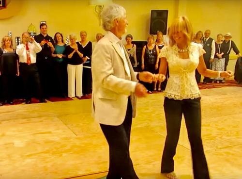 Aún baila con suavidad y eficiencia a pesar de su avanzada edad... esto es solo una ducha