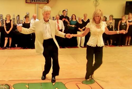 Aún baila con suavidad y eficiencia a pesar de su avanzada edad... esto es solo una ducha