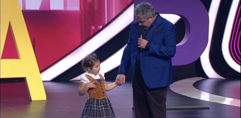 ¡Esta bebé habla 7 idiomas a los 4 años! ¡Aquí te contamos cómo lo aprendió!