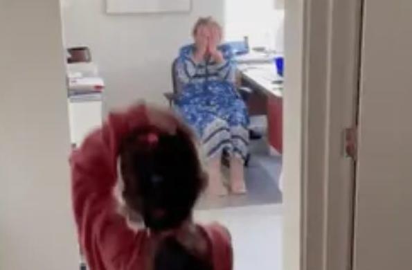 Nieta le da a su abuela el mejor regalo de cumpleaños... esto emocionará a todos