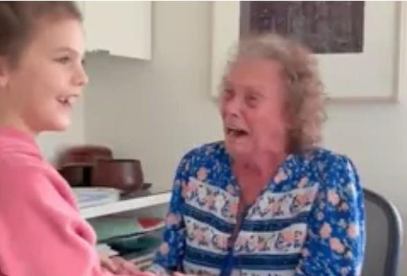 Nieta le da a su abuela el mejor regalo de cumpleaños... esto emocionará a todos