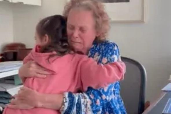 Nieta le da a su abuela el mejor regalo de cumpleaños... esto emocionará a todos