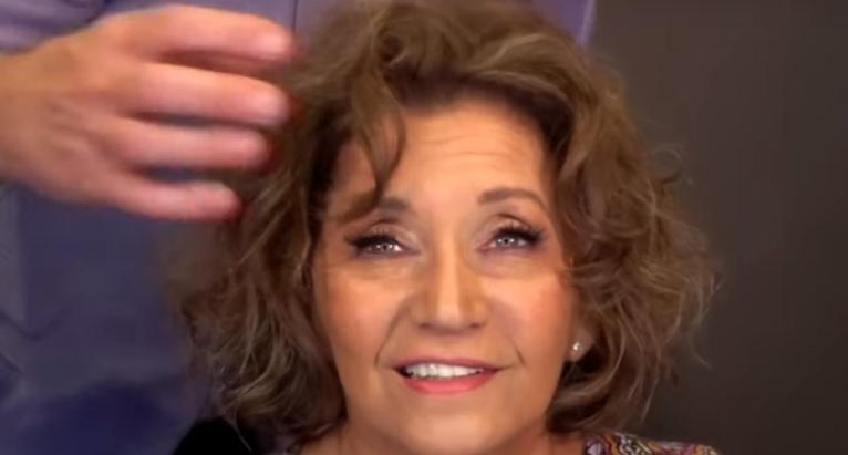 Esta mujer de 70 años parece 20 años más joven con maquillaje para su aniversario de bodas...