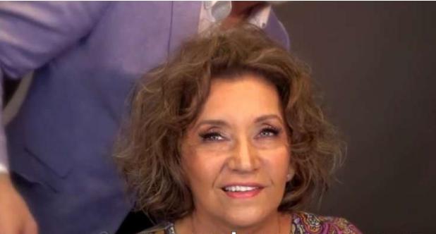 Esta mujer de 70 años parece 20 años más joven con maquillaje para su aniversario de bodas...