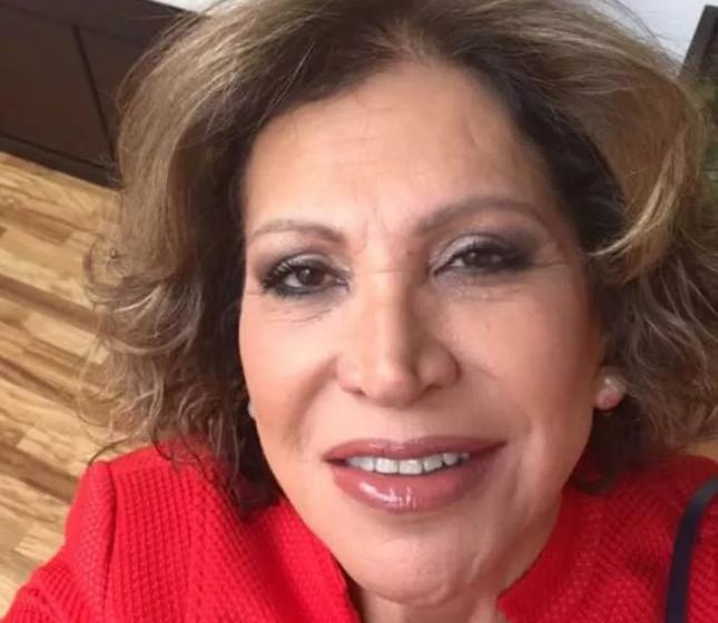 Esta mujer de 70 años parece 20 años más joven con maquillaje para su aniversario de bodas...