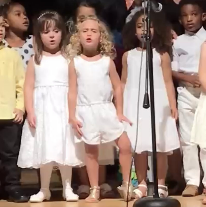 Una niña de 4 años se presenta perfectamente en la graduación. Adoramos el hecho de que lo da todo... ¡Video adjunto!
