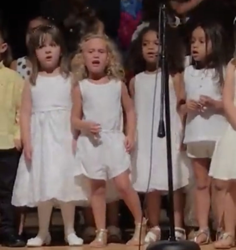 Una niña de 4 años se presenta perfectamente en la graduación. Adoramos el hecho de que lo da todo... ¡Video adjunto!