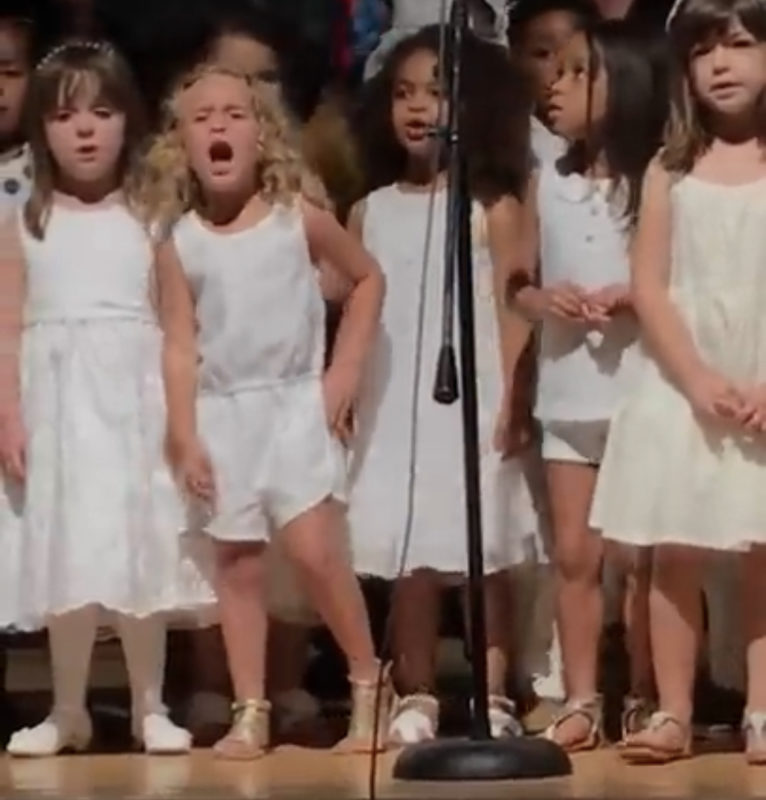 Una niña de 4 años se presenta perfectamente en la graduación. Adoramos el hecho de que lo da todo... ¡Video adjunto!