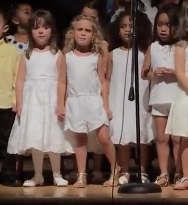 Una niña de 4 años se presenta perfectamente en la graduación. Adoramos el hecho de que lo da todo... ¡Video adjunto!