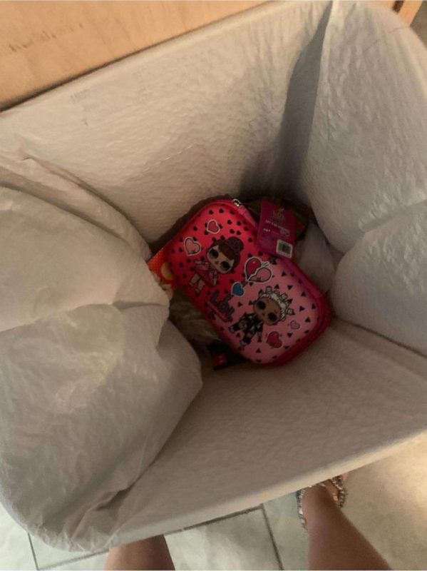 Madre enseña una valiosa lección de vida a su hija "ingrata" que tira un nuevo regalo a la basura.
