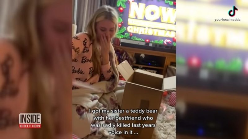 Una joven de 19 años rompe en llanto al escuchar la voz de su amiga fallecida a través de un peluche.