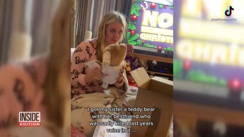 Una joven de 19 años rompe en llanto al escuchar la voz de su amiga fallecida a través de un peluche.