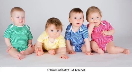 De hecho, los trillizos idénticos ya tienen siete años. ¡Cómo lucen ahora es asombroso!