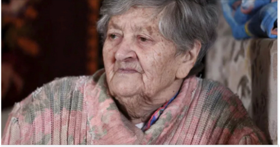 Cuando a una mujer anciana se le niega el acceso a clase ejecutiva, un asistente de vuelo descubre su verdadera identidad.