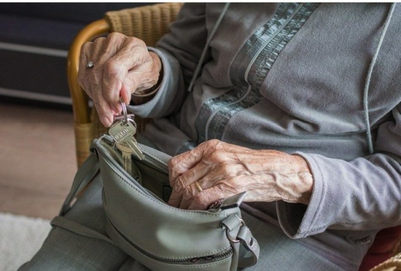 Cuando a una mujer anciana se le niega el acceso a clase ejecutiva, un asistente de vuelo descubre su verdadera identidad.