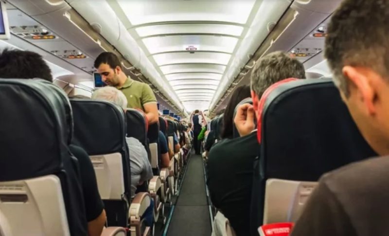 Cuando a una mujer anciana se le niega el acceso a clase ejecutiva, un asistente de vuelo descubre su verdadera identidad.